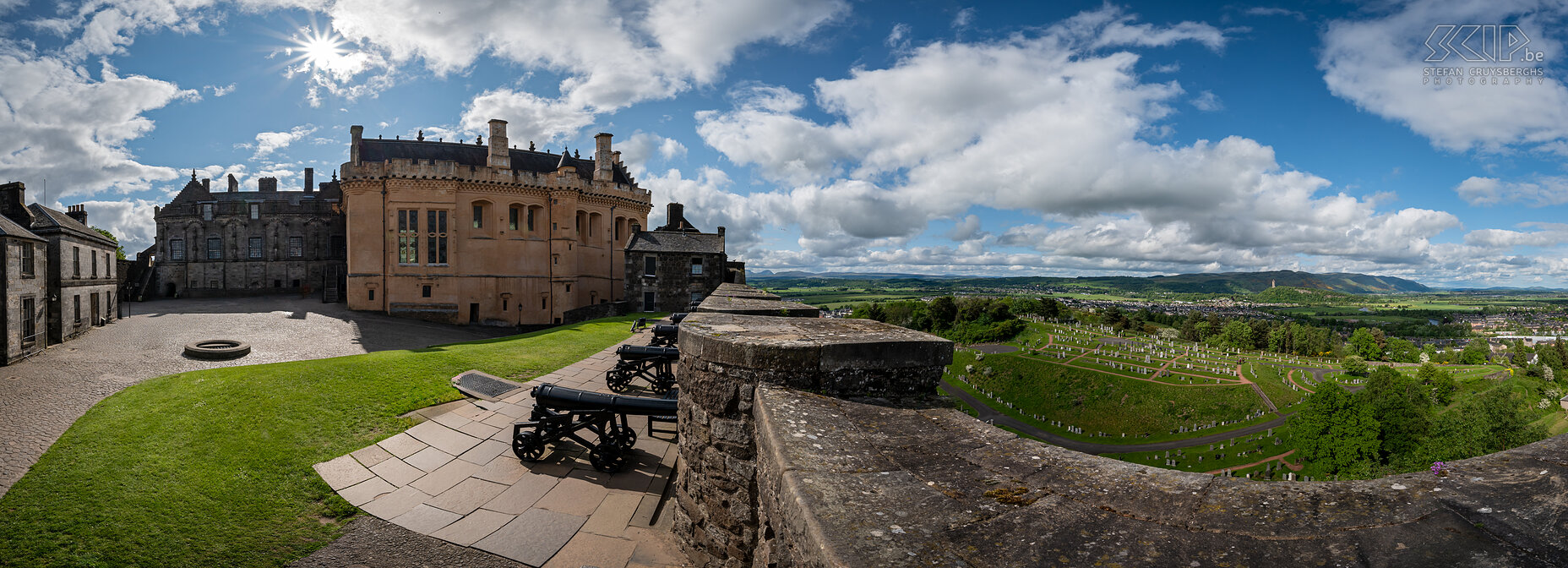 Stirling Castle The impressive Stirling Castle sits atop a large volcanic rock in the town of Stirling. Here William Wallace defeated the English army in 1297. He thus gave the Scots the idea of being a separate nation. Stefan Cruysberghs